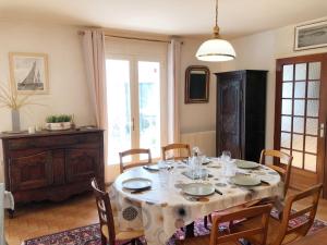 a dining room with a table and chairs at ER FETAN - Maison famille La Trinite sur Mer - KC42 in La Trinité-sur-Mer +7 photos
