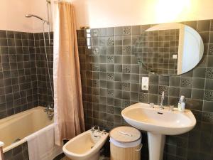 a bathroom with a sink and a mirror and a tub at ER FETAN - Maison famille La Trinite sur Mer - KC42 in La Trinité-sur-Mer