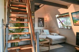 TresservesにあるLa Maison Du Lacのリビングルーム(ソファ付)の螺旋階段