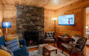 布赖森城New Listing! Mountain cabin的带壁炉和平板电视的客厅