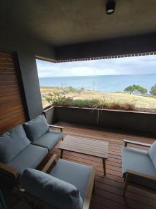 Un balcón con sofás y vistas al océano. en Apartment in flic en Flac, en Flic en Flac 8 fotos más