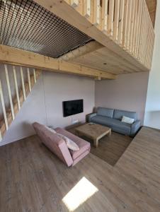 Μια τηλεόραση ή/και κέντρο ψυχαγωγίας στο Renovated apartment with view