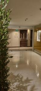 un hall avec une usine au milieu d'un bâtiment dans l'établissement KUBITSCHEK - JK APART Hotel, à Brasilia