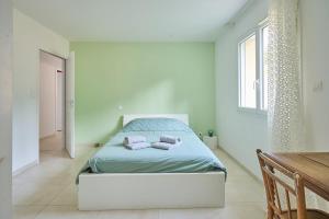 ein Schlafzimmer mit einem Bett mit zwei Handtüchern darauf in der Unterkunft Villa Jardin et forêt océan au Verdon in Le Verdon-sur-Mer