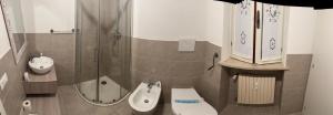 ein Badezimmer mit Dusche, Toilette und Waschbecken in der Unterkunft Campesio 2 , Zona Clinica Piacenza in Piacenza + 11 Fotos