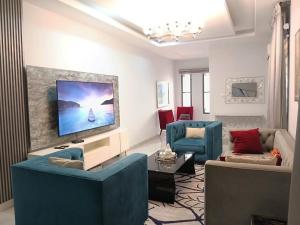 TV in/ali zabaviščno središče v nastanitvi Detached duplex in ikoyi