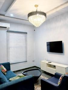 TV a/nebo společenská místnost v ubytování Detached duplex in ikoyi