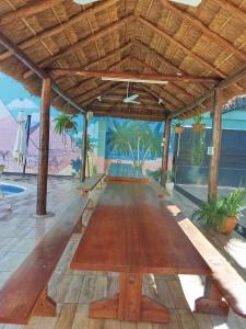 un grande tavolo in legno al centro di una stanza di Hotel Villa a San Juan del Paraná