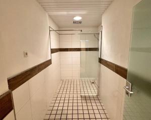 a tiled shower with a glass door in a bathroom at Smart Resorts B&B 3 BB 1002 in Winterberg +10 photos
