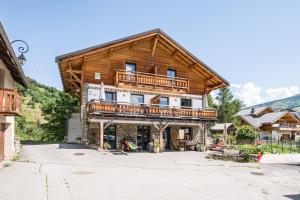 Pemandangan gunung umum atau pemandangan gunung yang diambil dari apartmen