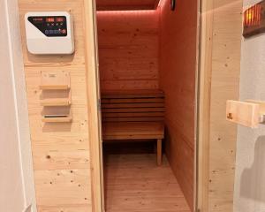 una sauna con bilancia in una stanza di legno di Smart Resorts B&B2 BB2 303 a Winterberg