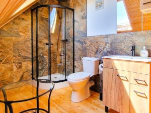 Et badeværelse på Mielno Family Domki Premium + 20 billeder