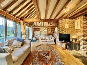 Posezení v ubytování The Old Tractor Shed by inspirestays-com