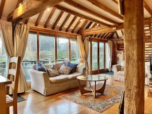 Posezení v ubytování The Old Tractor Shed by inspirestays-com + 48 fotografií