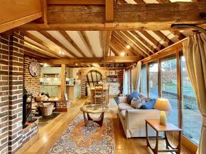 Posezení v ubytování The Old Tractor Shed by inspirestays-com