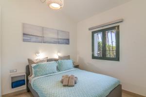 sypialnia z łóżkiem i dwoma ręcznikami na nim w obiekcie Beautiful Bungalow Maspalomas Lago w mieście Maspalomas