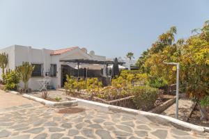 ogród przed domem pełnym roślin w obiekcie Beautiful Bungalow Maspalomas Lago w mieście Maspalomas