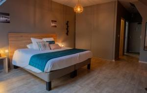 Postel nebo postele na pokoji v ubytování LOGIS-Hôtel-Restaurant La Gentilhommière