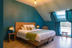 Postel nebo postele na pokoji v ubytování LOGIS-Hôtel-Restaurant La Gentilhommière
