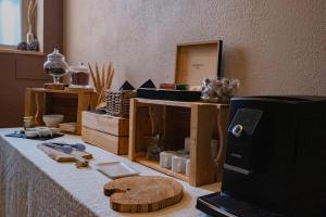 Příslušenství pro přípravu čaje a kávy v ubytování LOGIS-Hôtel-Restaurant La Gentilhommière