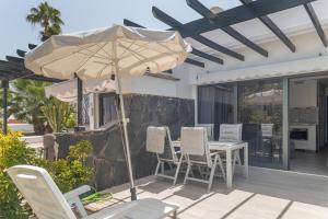 Patio lub wspólna przestrzeń na świeżym powietrzu w obiekcie Beautiful Bungalow Maspalomas Lago