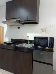 Dapur atau dapur kecil di Hills Residences by JuJu Staycation