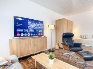 ヘルヌムにあるHickory Hideawayの大型薄型テレビのあるリビングルーム