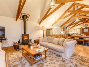 Posezení v ubytování 4 Bed in Hope Cove 90027