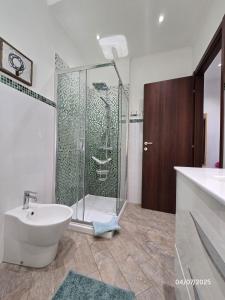 een badkamer met douche, toilet en wastafel bij Stephy Holiday Station 5 Terre in La Spezia