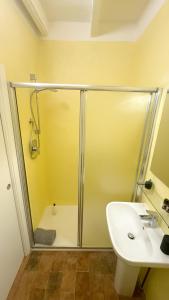 een badkamer met een douche en een wastafel bij Residenze del Borgo in Zavattarello +40 foto's