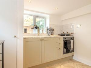 ライにあるPass the Keys The Soak House - Great Hot Tubのシンクと食器洗い機付きのキッチン +11枚の写真