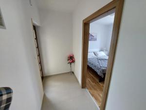 マリンスカにあるApartment Josipaの廊下(鏡付)とベッド1台