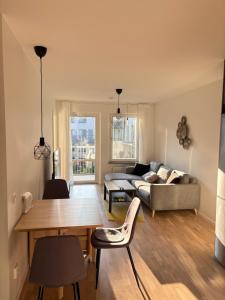 Khu vực ghế ngồi tại Cozy two bedroom apartment close to Westfield Täby Centrum