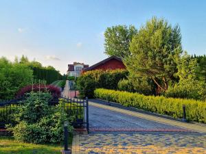 a driveway with a gate in front of a house at Rezydencja Florina - Willa z prywatnym basenem, jacuzzi i kortem tenisowym in Rogóźno +46 photos