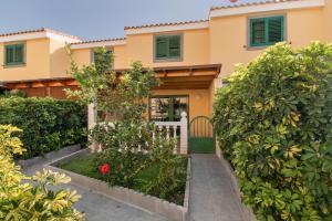 a house with a garden in front of it at Bungalow Parrales Maspalomas in Maspalomas