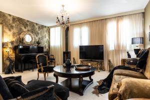 TV tai viihdekeskus majoituspaikassa Mythodea Luxury Villa