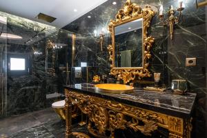 Kylpyhuone majoituspaikassa Mythodea Luxury Villa