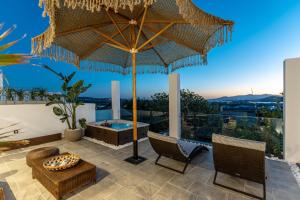 Parveke tai terassi majoituspaikassa Mythodea Luxury Villa