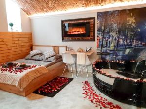 クラクフにあるUNDERGROUND Jacuzzi Roomsのベッドとバスタブのある寝室 ベッドとバスタブのある寝室