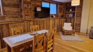 a dining room with a table and a tv at Suite ad Antagnod in Champoluc
