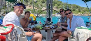 Jídlo v ubytování na lodi nebo okolí