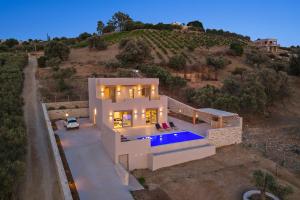 een luchtfoto van een huis met een zwembad bij Villa Callistemon in Pitsidia