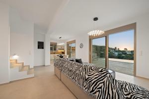 een woonkamer met een zebraprint bank en een woonkamer bij Villa Callistemon in Pitsidia