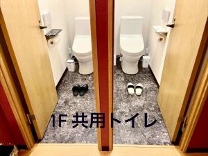 Koupelna v ubytování 民泊 & 人力車 Murakami International
