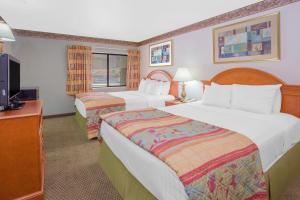 Un pat sau paturi într-o cameră la Days Inn by Wyndham Portage Cascade Mountain area +77 fotografii