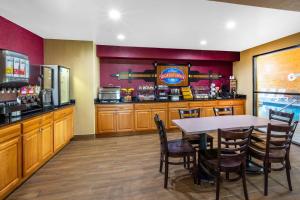 Příslušenství pro přípravu čaje a kávy v ubytování Baymont Inn & Suites by Wyndham Mukwonago
