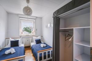 Ένα ή περισσότερα κρεβάτια σε δωμάτιο στο Sadebo Apartments Traveblick 3 Zimmer 6 Gäste