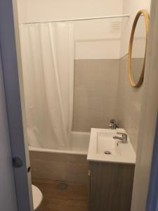 a bathroom with a sink and a bath tub at RosaBela in Odiáxere