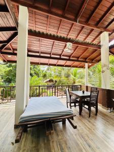 un ampio patio con tavolo e sedie di Rekawa Turtle Gate Hotel a Tangalle