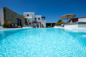 Bazén v ubytování Myconian Theros Luxury Suites nebo v jeho okolí